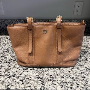 Tory Burch brown purse! Good condition.